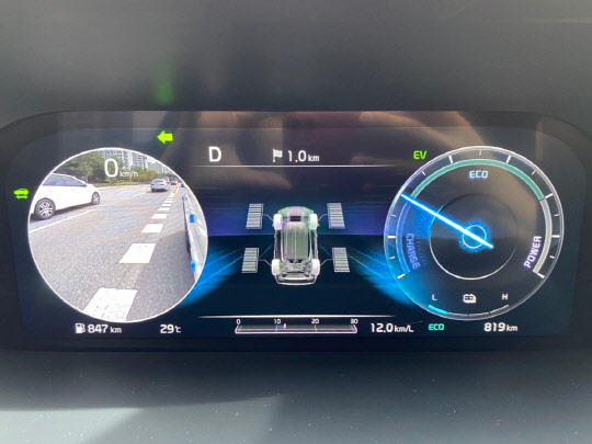 방향지시등 작동시 클러스트 화면(정차 시 촬영).<장우진 기자>